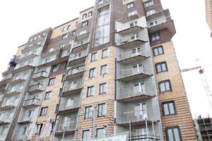 Начался монтаж холодного остекления балконов дома №2 проблемного ЖК «Воскресенское»